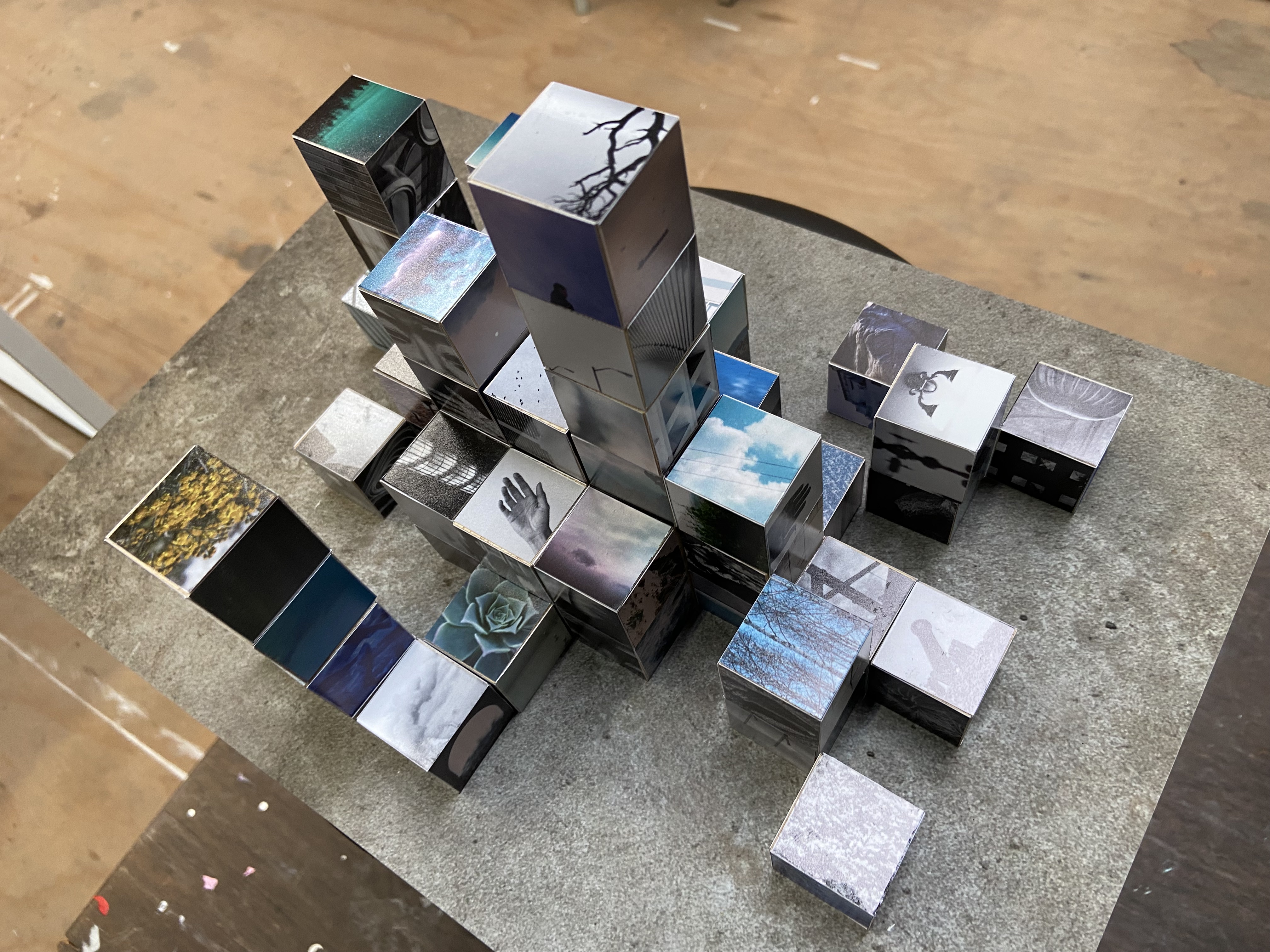 Multropolis miniature cubes with various
					city elements